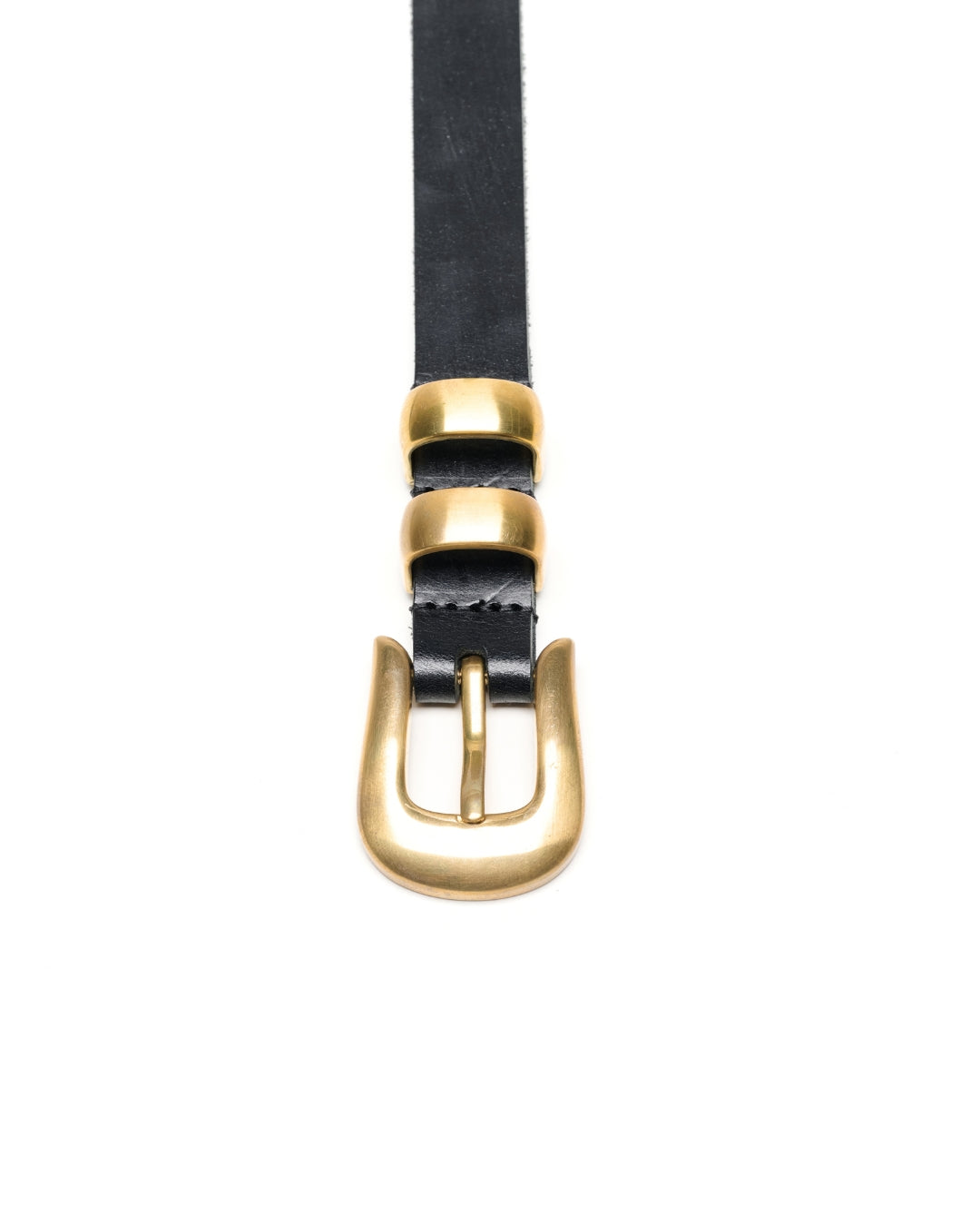 Front detail of the JOEY Classic Black belt with unlacquered solid brass buckle, two keepers and black bridle leather.