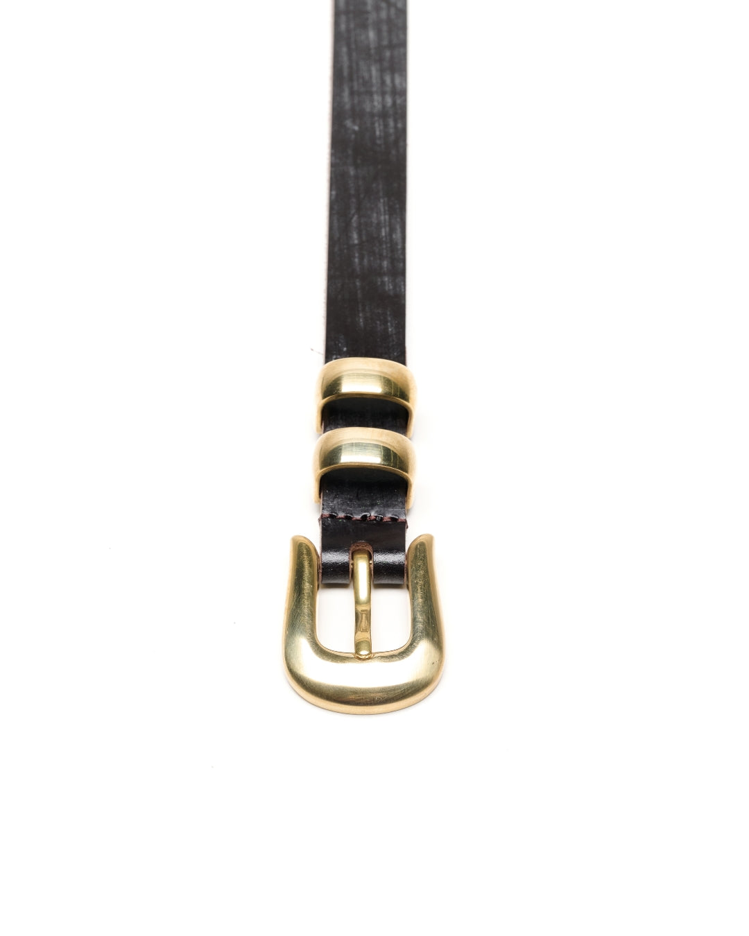 Front detail of the JOEY Classic Choco belt with unlacquered solid brass buckle, two keepers and black bridle leather.